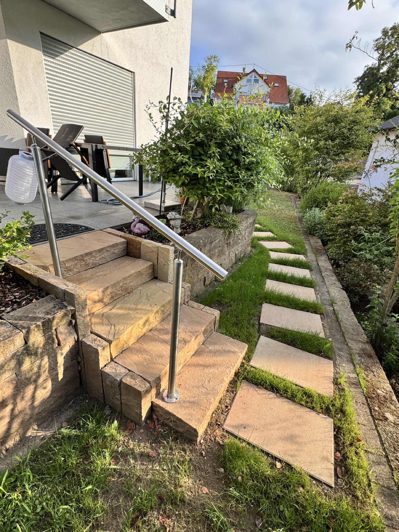 Natursteintreppe mit Gartenweg und Bepflanzung